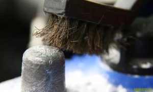 vệ sinh cọc bình sạch sẽ khi chăm sóc ắc quy.