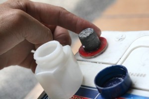 Bôi lớp mỡ lên hai đầu cọc khi chăm sóc bảo dưỡng ắc quy.