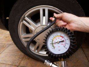 Luôn kiểm tra áp suất lốp khi bảo dưỡng lốp xe ô tô.