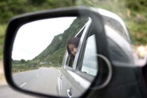Luôn quan sát mọi thứ có thể kể cả gương chiều hậu.
