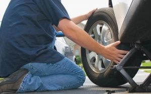 Thủng lốp hãy liên hệ dịch vụ vá lốp ô tô để khắc phục nhanh gọn.