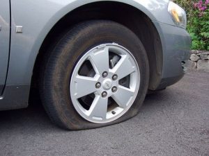 Vá lốp ô tô Hai Bà Trưng khắc phục sự cố trên đường cho khách hàng.